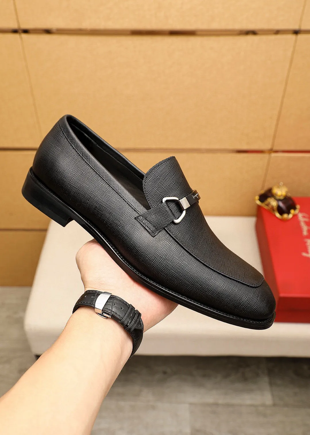 Men's shoes 💰460 💐 Product trademark: Ferragamo "Ferragamo" casual leather shoes Regular size: 38-44 (45.46🉑️customized) Product materials: Selected imported first-layer cross-grain cowhide leather upper + luxury hardware buckle, imported water-dyed cow leather lining. Strong three-dimensional visual effect, original rubber outsole Color: 1⃣️color optional